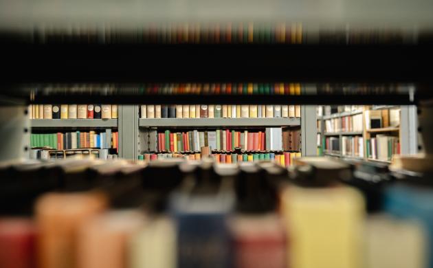 Zicht door en naar boekenkasten