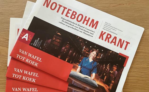 Drie exemplaren van Nottebohmkrant najaar 2023 als waaier op bureau gepresenteerd