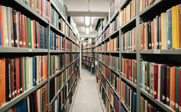 Zicht op gang in magazijn met aan weerszijden boekenkasten