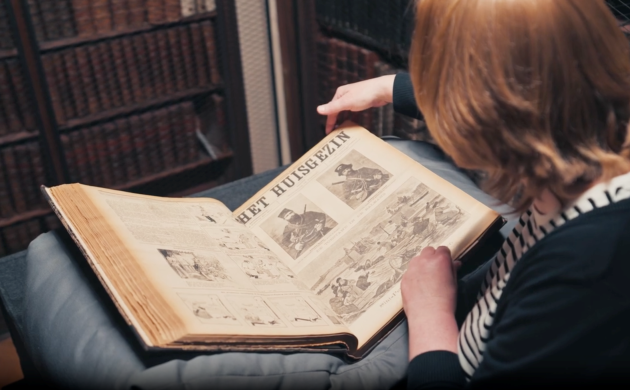 Conservator Marie-Charlotte Le Bailly bladert door het geïllustreerd weekblad Het Huisgezin.